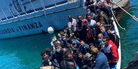 A Lampedusa Recuperati 384 Migranti Su Barcone