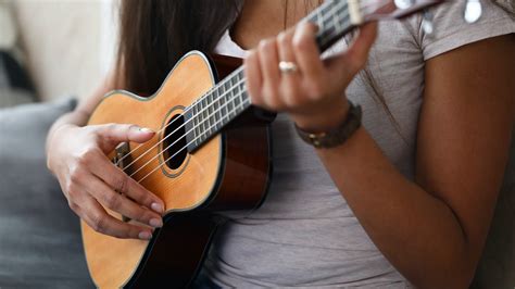 Ukulele Hand Positioning How To Properly Hold A Ukulele 2022 Masterclass