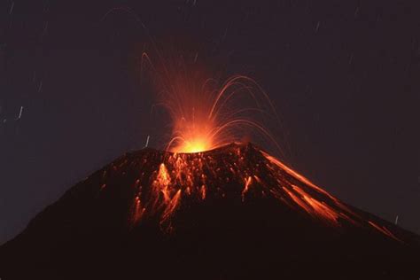 El volcán Tungurahua expulsa lava ceniza y brasas en Ecuador Sucesos