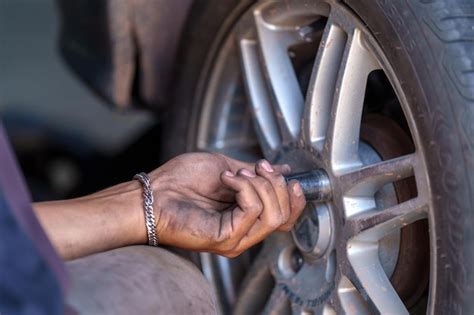 Réparation de roue de voiture en plein air sans pneu sur la route