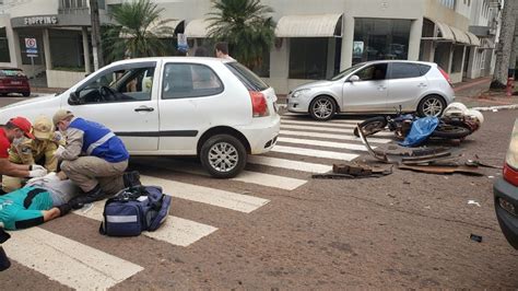 Motociclista Fica Prensado Embaixo De Carro Ap S Colis O No Centro De