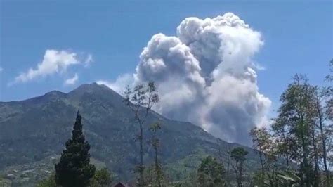 Gunung Merapi Muntahkan Awan Panas Sabtu Ini Potensi Bahaya Sepanjang