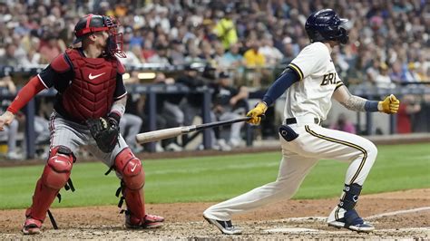 Tyrone Taylor Delivers A Go Ahead Rbi Single In 5 Run 6th As Brewers