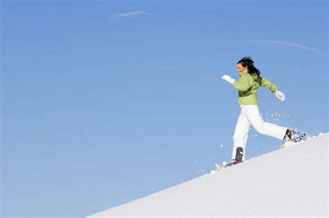 西方人一个人跑伸展双臂横图室外白天仰视锻炼旅游度假运动美景雪大雪欧洲欧洲人仅一个年轻女性仅一个女性仅一个