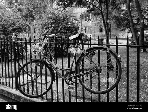 Ciclo Cerrado A Barandillas Imágenes De Stock En Blanco Y Negro Alamy