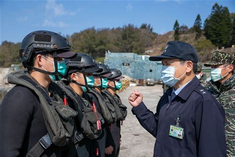 李副總長視導烏坵駐軍 勉落實防疫維繫戰力 即時軍聞 李副總長視導烏坵駐軍 勉落實防疫維繫戰力 青年日報