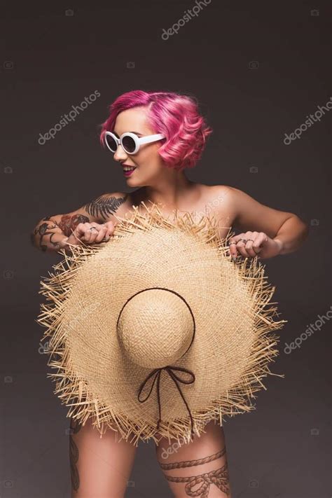 Hermosa Mujer De Pelo Rosa Desnuda En Gafas De Sol Que Cubren Con