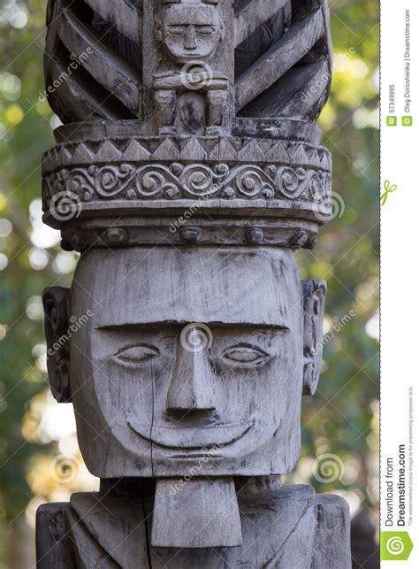 Escultura De Madera Tradicional En El Templo En Ubud Bali Indonesia