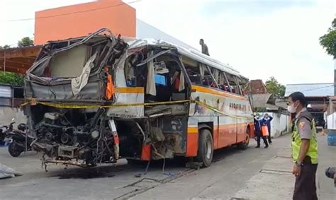 Sopir Bus Harapan Jaya Yang Tertabrak Ka Rapih Doho Di Tulungagung