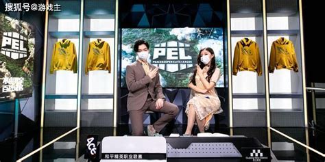 和平精英pel聯賽美女解說祭出美腿模式，觀眾表示無心看比賽 尋夢遊戲