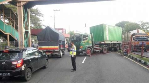 Truk Oleng Hantam Pembatas Jalan Di Pasuruan Sopir Diduga Ngantuk