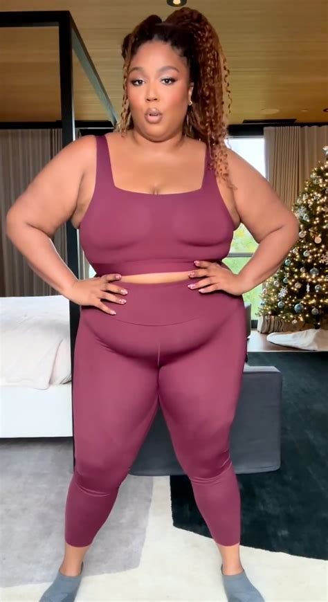 Lizzo Looks Snatched In Bra And Leggings From Yitty New Me Us Weekly