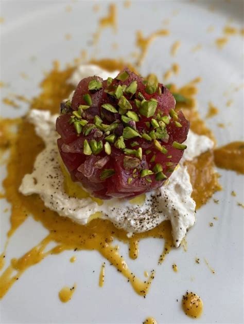 Tartare Di Tonno Con Stracciatella Di Burrata Pomodorini Gialli E