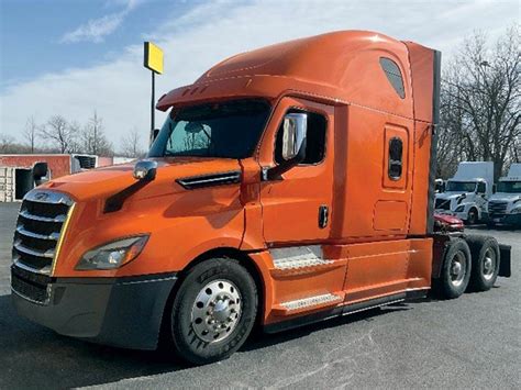 2020 Freightliner Cascadia 126 Sleeper Semi Truck 72 Raised Roof