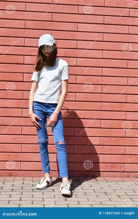 Belle Fille De Ladolescence Avec De Longs Cheveux Bruns Photo Stock