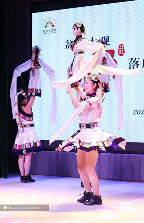 江苏如皋杖头木偶戏非遗展演中心开馆迎客 市民体验兴致勃勃 Icphoto