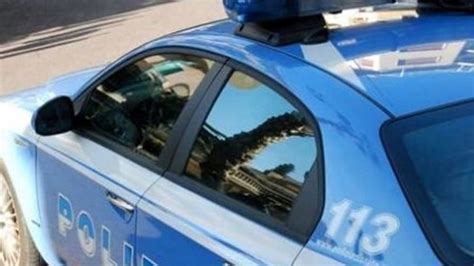 Si Taglia La Gola Con Le Forbici Poliziotti Sventano Suicidio Nei