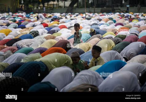 Muslimische Menschen Beten Bei Einer Eidgah Zum Beginn Des Eid Al Fitr