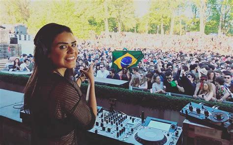 Dj Anna Dj Brasileira Conhecida Mundialmente Pelo Estilo Techno