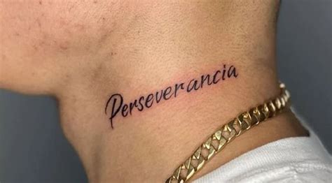 Tetovaže na vratu za muškarce sa frazama Tatuantes