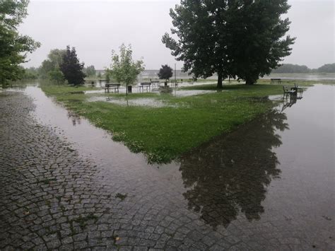 Poziom wody w Wiśle w Sandomierzu szybko się podnosi Woda już wdziera