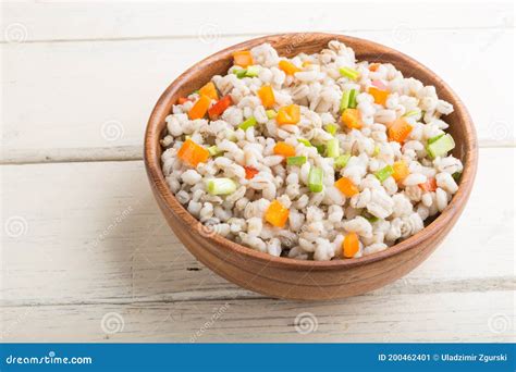 Avena De Cebada Perla Con Verduras En Un Bol De Madera Sobre Un Fondo