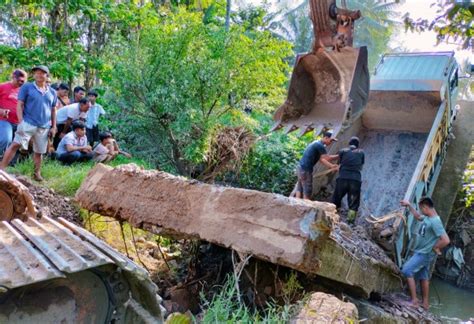 Truk Pengangkut Batu Jatuh Ke Sungai Akibat Jembatan Di Pandeglang