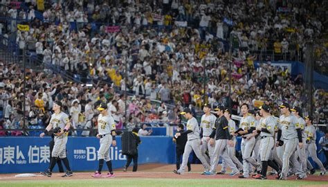 【阪神】神宮で「岡田コール」沸き起こる 球団史上初のリーグ連覇逃すもあいさつ後に プロ野球写真ニュース 日刊スポーツ