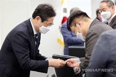 문화도시 관련 전문가와 인사 나누는 황희 장관 연합뉴스