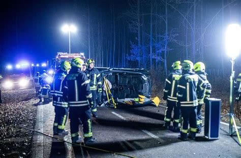 Auto Mit Vier Insassen Berschl Gt Sich