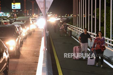 Wisatawan Membeludak Akses Menuju Bandara I Gusti Ngurah Rai Sempat