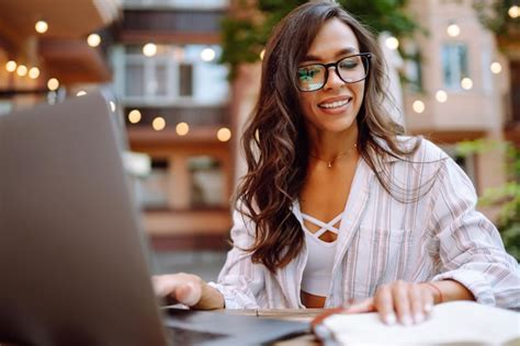 Premium Photo Smiling Woman Sitting In The Cafe And Working On Laptop