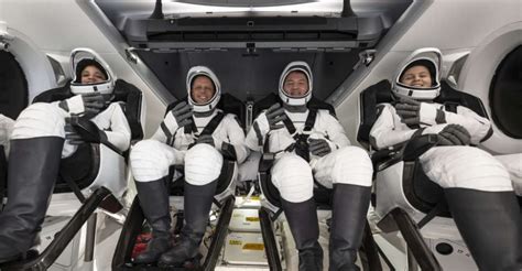 Spacex Capsule Splashes Down With 4 Astronauts From Space Station