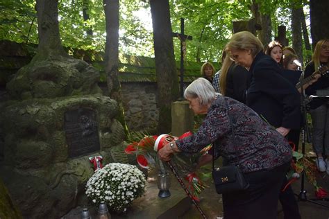 Dzie Sybirak W W Zakopanem Kwiaty I Znicze Przy Symbolicznej Mogile