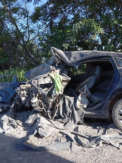 Carreta invade contramão e atinge carro deixando um morto e três