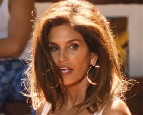 Cindy Crawford Mπαίνει στο σορτσάκι που φορούσε το 1992 και κόβει την