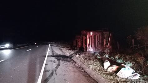 Caminhão maçãs tomba e deixa motorista ferido na Serra de SC