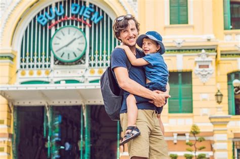 Padre E Hijo En Segundo Plano Oficina Central De Correos De Saig N