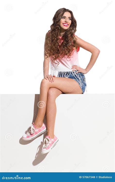 Belle Jeune Femme S Asseyant Avec Des Jambes Crois Es Photo Stock