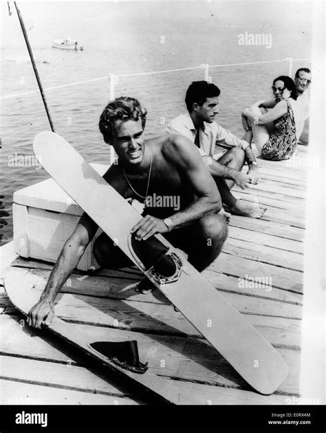 El actor Sean Flynn en una escena de película Fotografía de stock Alamy