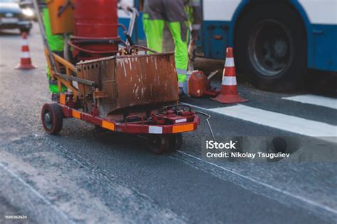 Proses Pembuatan Marka Permukaan Jalan Baru Dengan Mesin Striping Garis