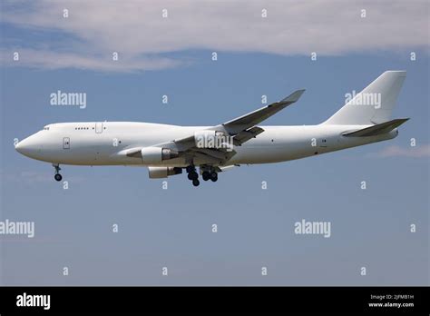 Cargo plane landing at New Jork JFK Airport Stock Photo - Alamy