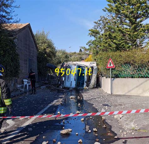 RAGALNA AUTOCARRO SI RIBALTA ILLESO IL CONDUCENTE 95047 It