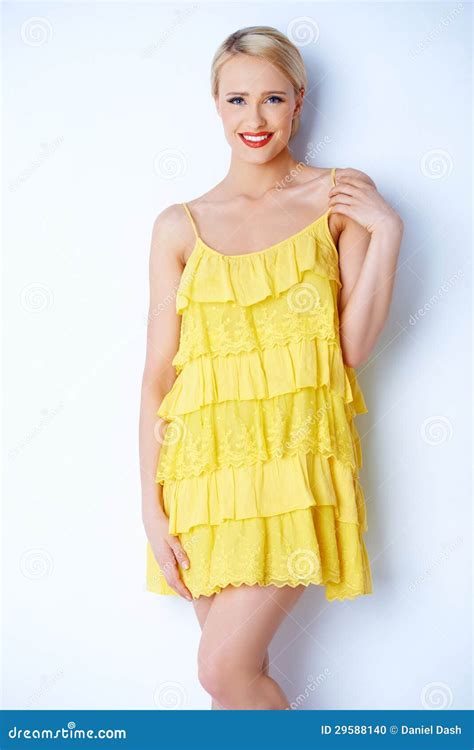 Jeune Femme Blonde Attirante Posant Dans La Robe Jaune Photo Stock