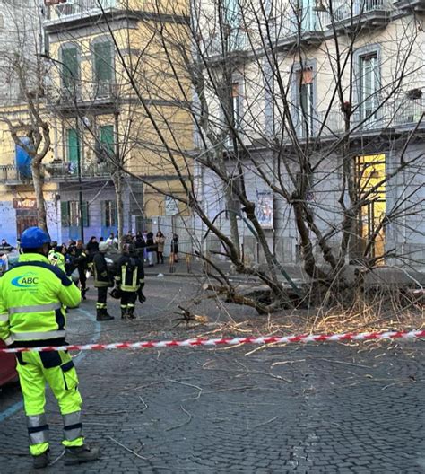 Sprofonda La Strada Al Vomero E Inghiotte Due Auto Invasione D Acqua