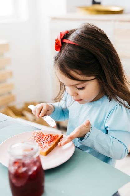 Petite Fille Prend Son Petit Déjeuner Photo Gratuite