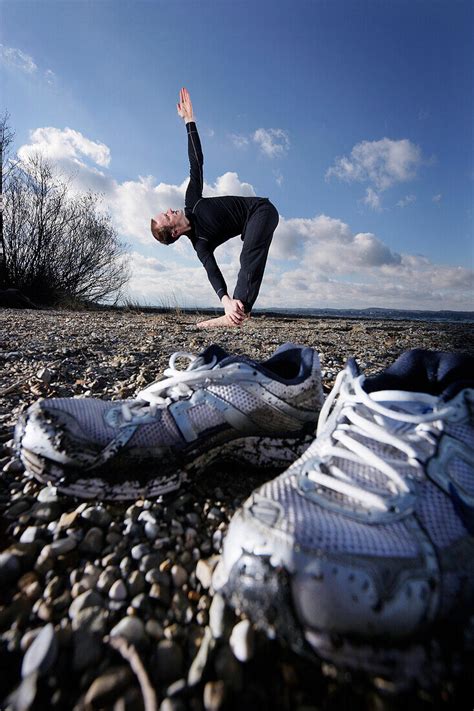 Läufer macht Yogaübungen Ambach Bild kaufen 70431221 lookphotos