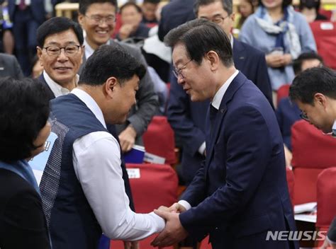 한국노총 사무총장과 인사하는 이재명 대표 네이트 뉴스