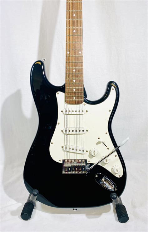 S101 STRATOCASTER STYLE ELECTRIC GUITAR