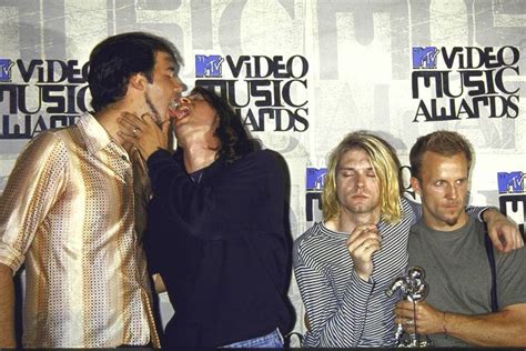 21 Of The Most Iconic Kisses In History Dave Grohl Nirvana Kurt Cobain